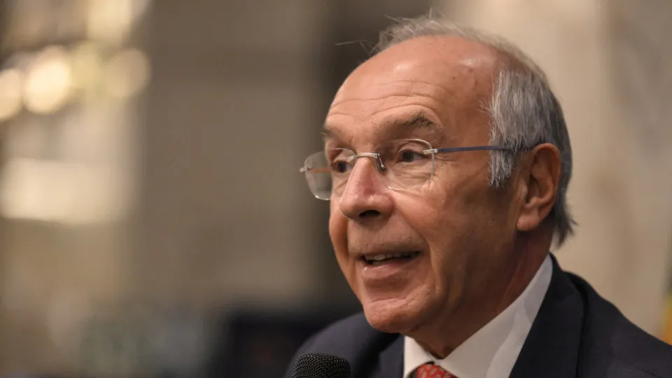 Rui Moreira Marques Mendes says he is an independent and "respected" senator.