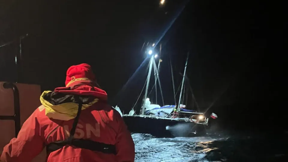 Seven Poles rescued after boat engine breaks down off the coast of Caminha