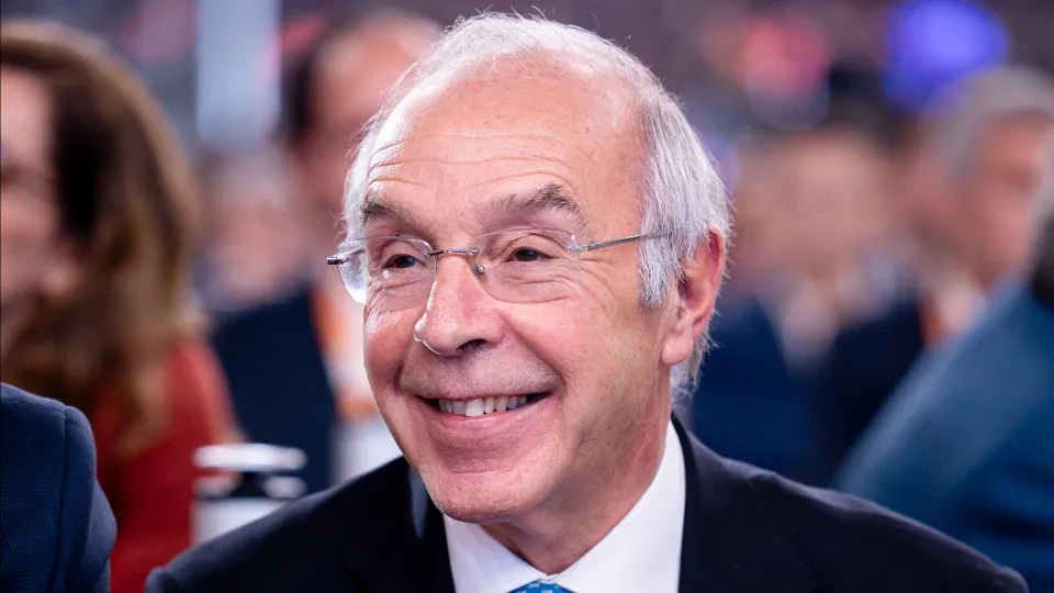 Survey: Mendes sweeps the admiral's leg, who sinks for the first time