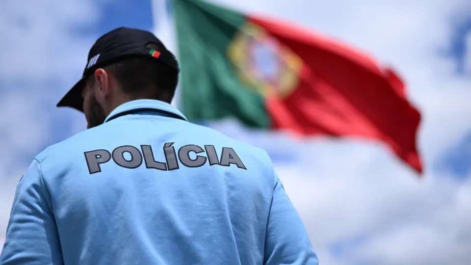 They presented "fake documents" at the airport and were detained by the PSP.