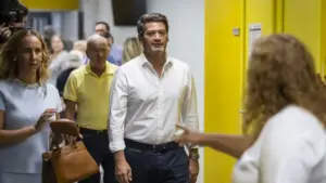 Ventura appeals for a vote to "keep democracy alive"