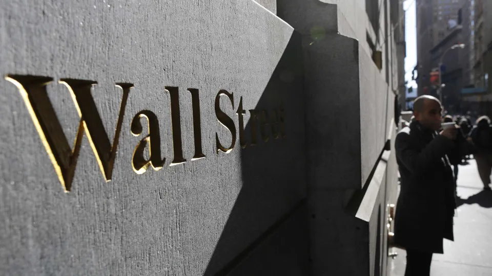 Wall Street trades higher on the eve of the Fed's decision on rates
