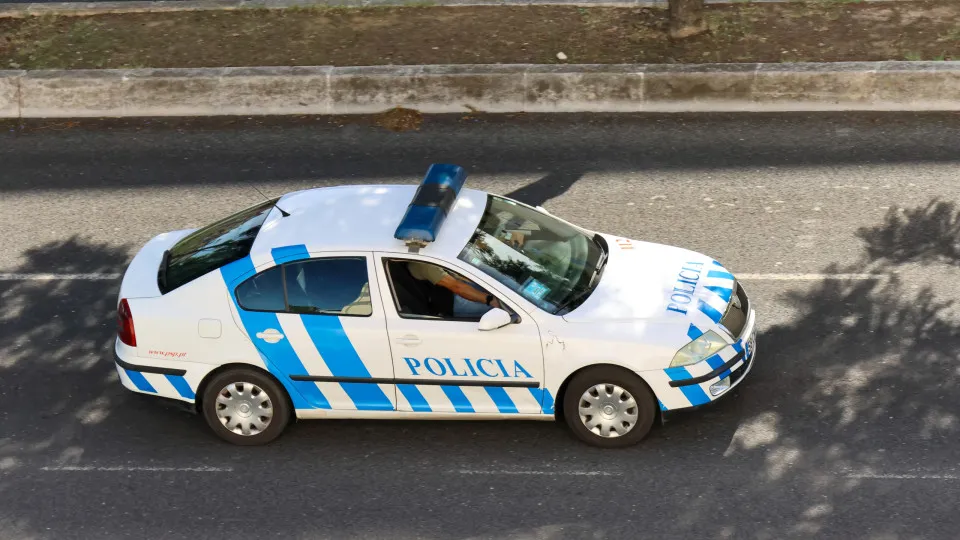 Woman grabs a knife and hits the victim on the shoulder after an argument. Was detained