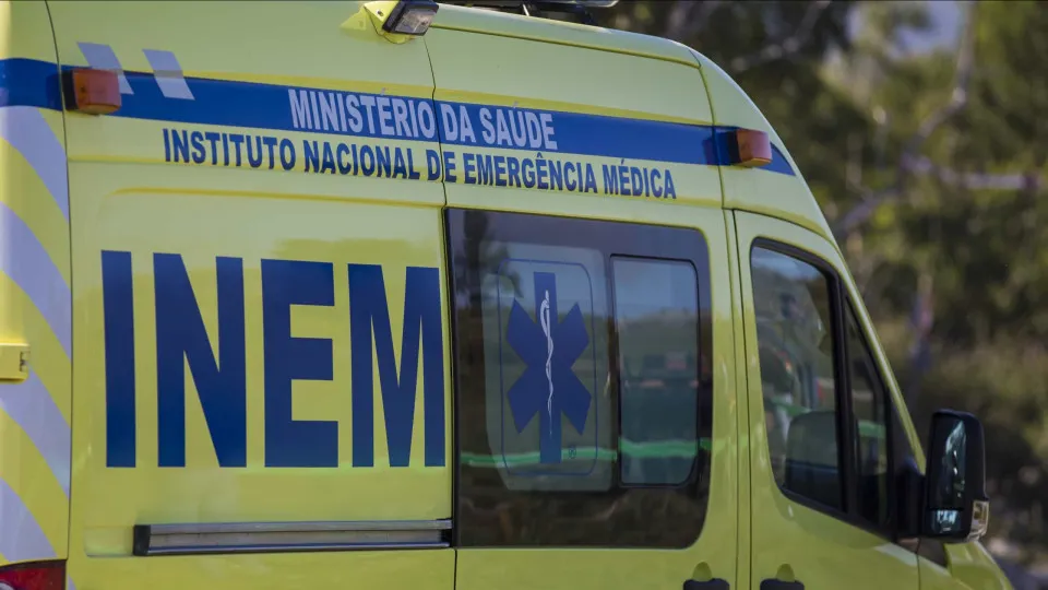 A 43-year-old motorcyclist dies after a collision with a car in Famalicão.