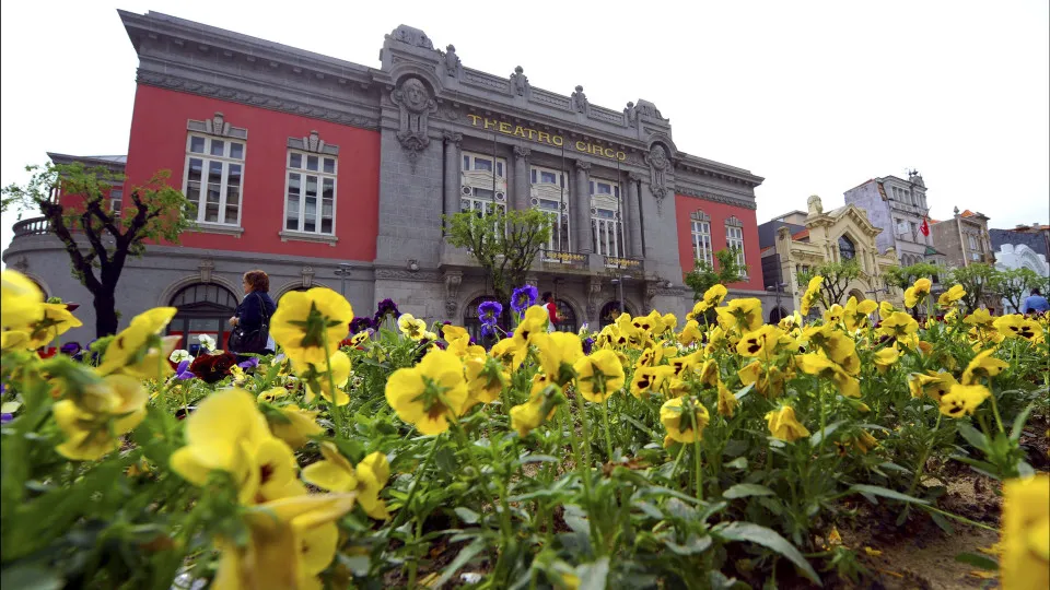 A Garota Não, Yerai Cortés, Luca Argel and Nina Laisné at Theatro Circo