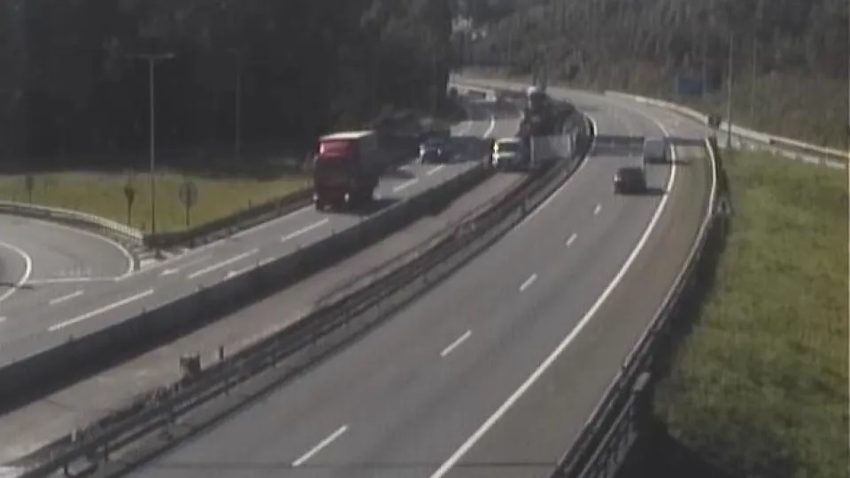 Accident injures 3 and cuts off A3 in the north-south direction near Sto. Tirso