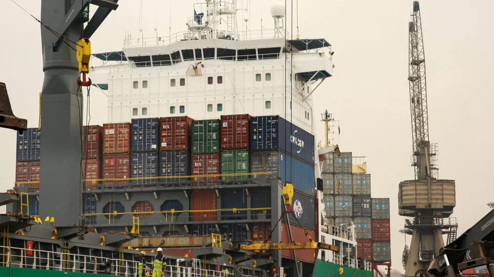 Angolan exports fall 17.5% and imports soar