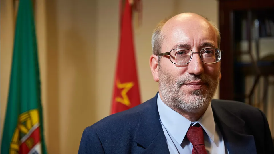 António Filipe accuses the government of benefiting companies and forgetting firefighters