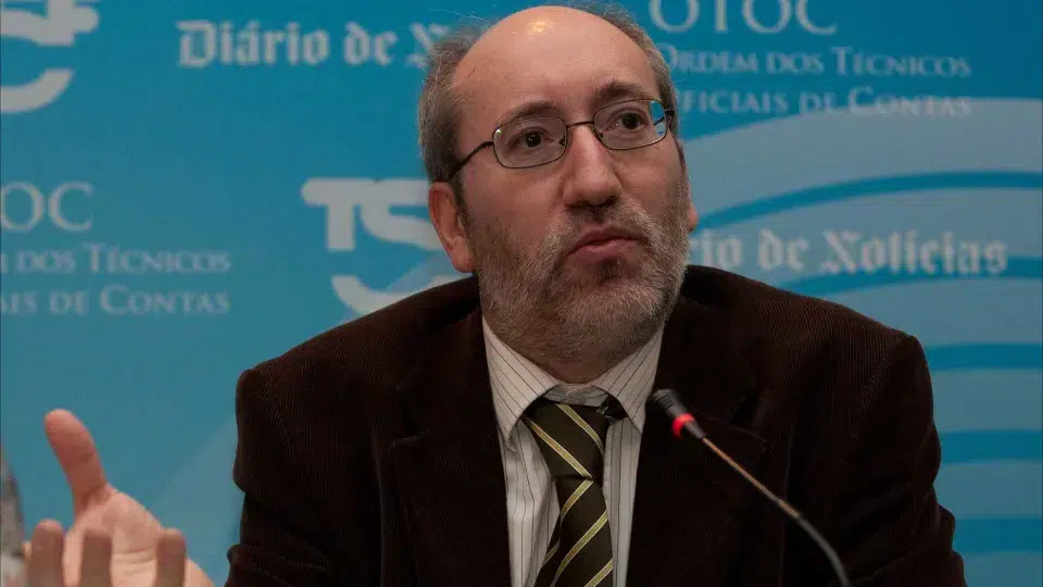 António Filipe considers the death of a pregnant woman and the minister's reaction serious.