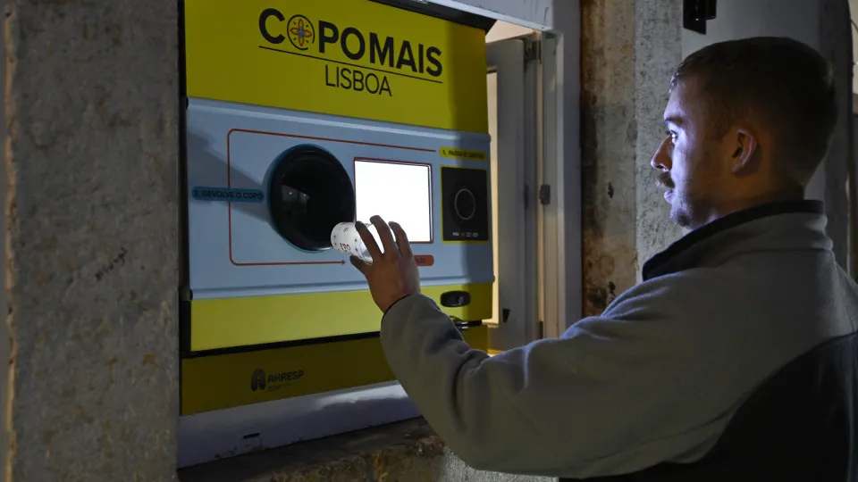 Are you going out this Saturday? In Bairro Alto, there are already machines to return the cup.
