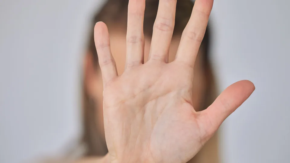 Arrested after assaulting father, mother, and brother in Odivelas. Trio "took refuge"