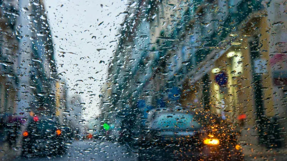 AT THE MINUTE: Heavy rain puts Setúbal on red alert and 15 districts on orange alert