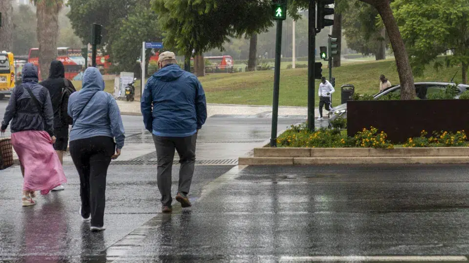 Bad weather leaves 8 districts on orange alert. Improvement throughout this Saturday.