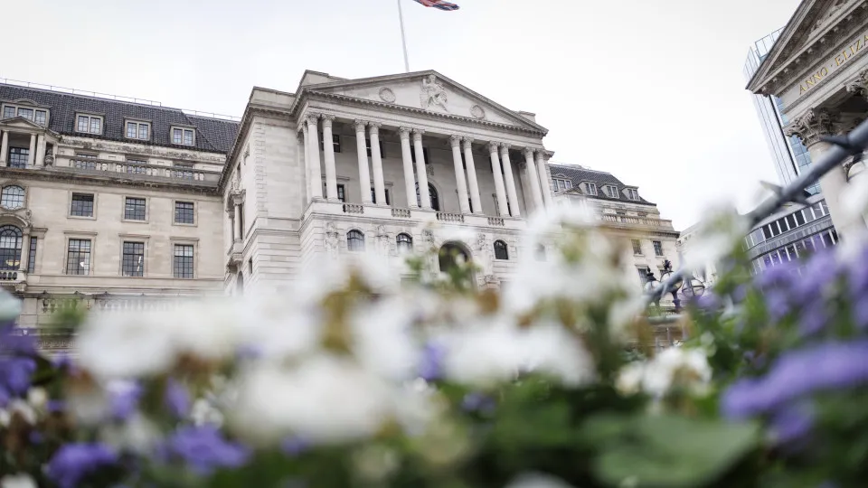 Bank of England keeps key rates at 4%