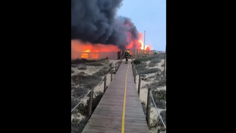 Bar on Costa da Caparica "completely engulfed in flames". There are no injuries.