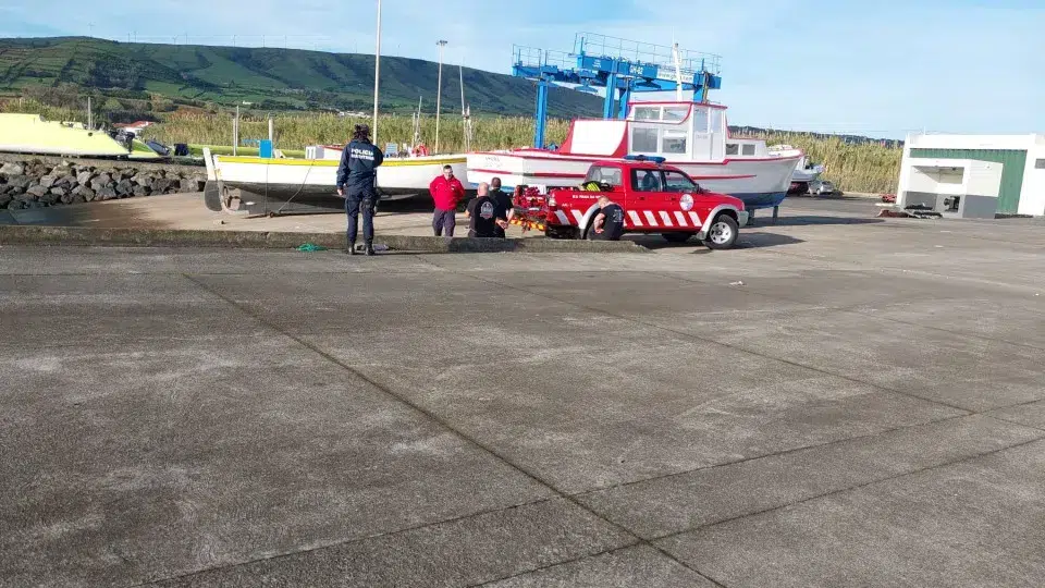 Body "found floating" near the fishing center in Praia da Vitória