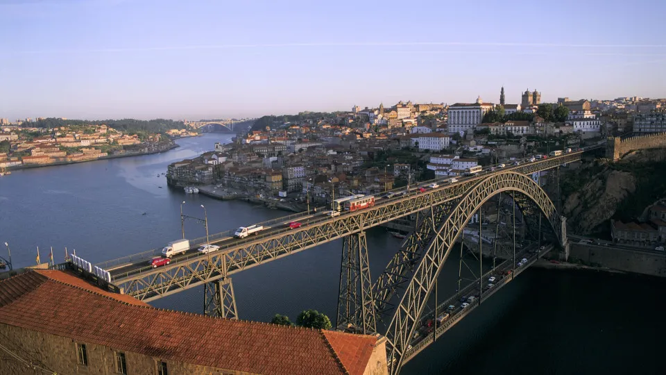 Body retrieved from the Douro in Vila Nova de Gaia. "In the water for a long time"