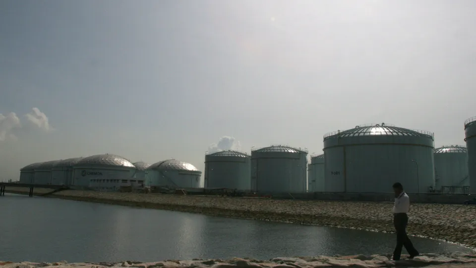 Brent quotation for January delivery drops 0.22% to 63.38 dollars