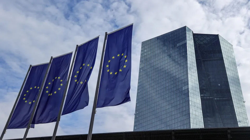 Brussels justifies deficit with "more prudent estimates" on expenditure