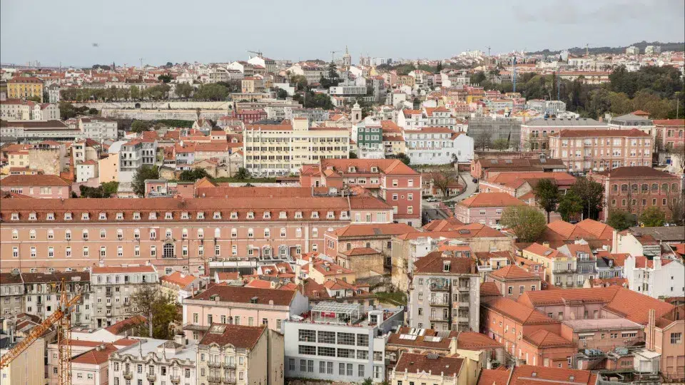 Brussels warns that the housing crisis creates "new challenges" in Portugal.