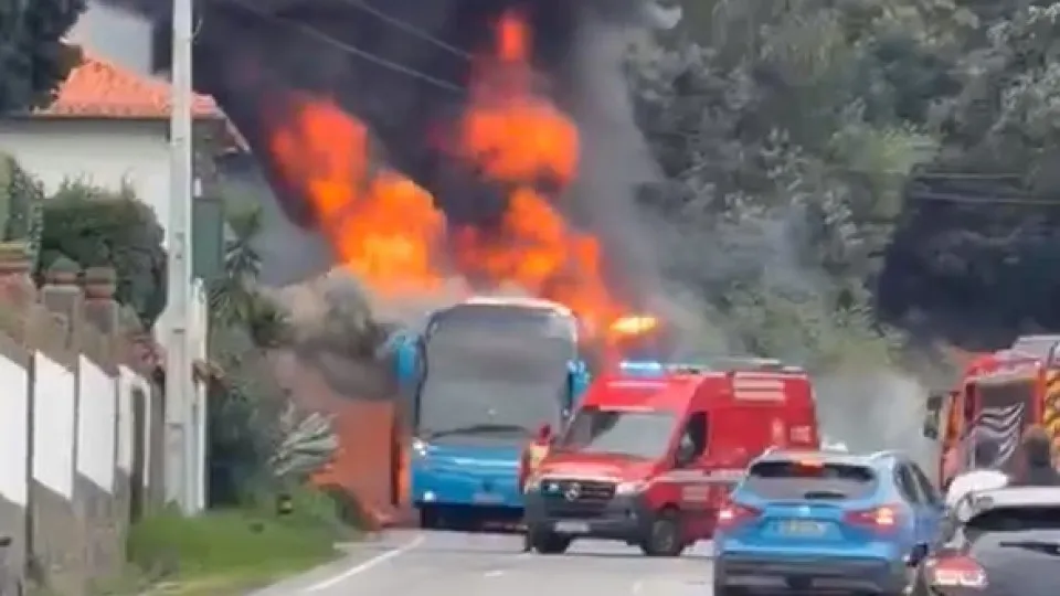 Bus catches fire in Famalicão and is "completely consumed by flames"