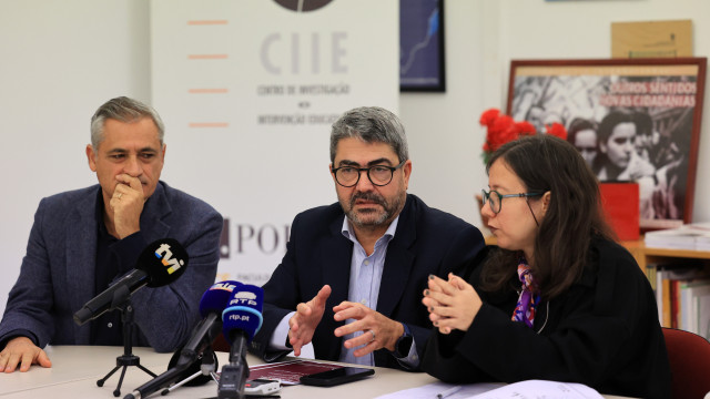 Caged woman in Chiado? Exhibition "symbolizes circle of fear"
