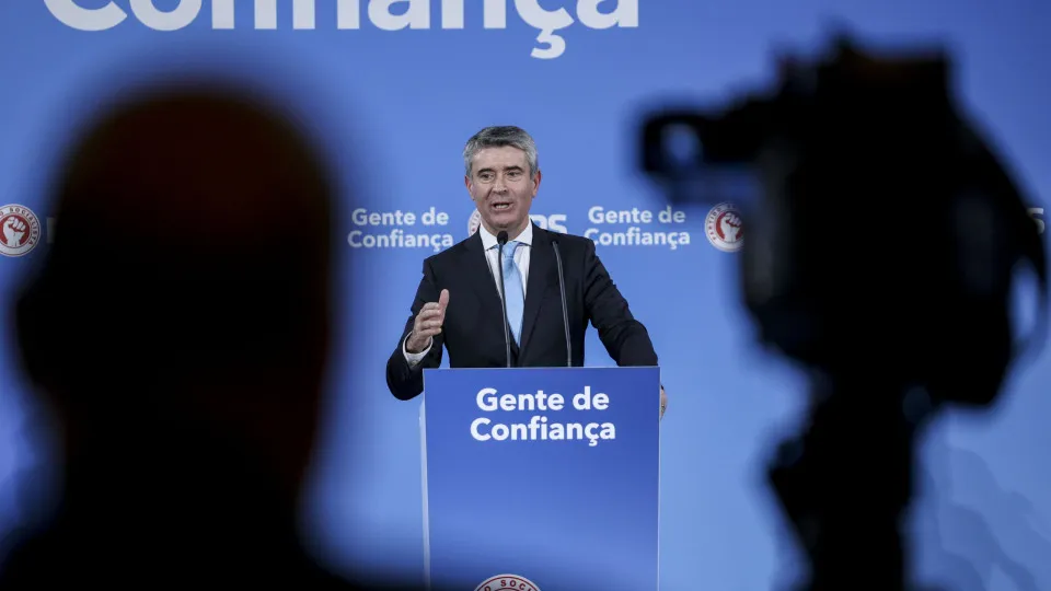 Carneiro demands "full clarifications" from the Attorney General regarding Costa's wiretaps.