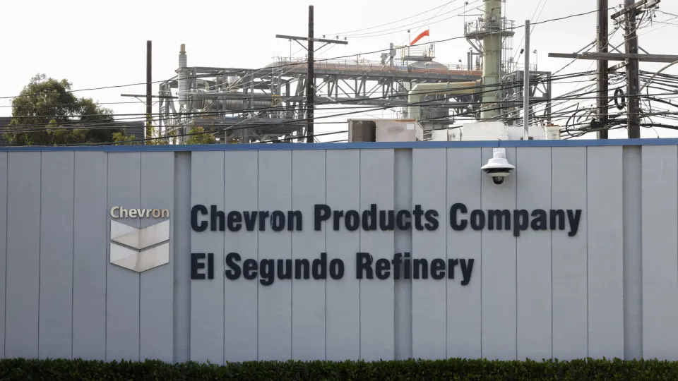 Chevron's profit falls 21% in the 3rd quarter to 3.3 billion euros