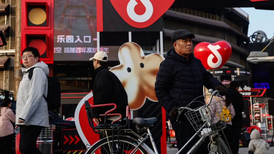 Consumer prices in China rise in October for the first time in 4 months