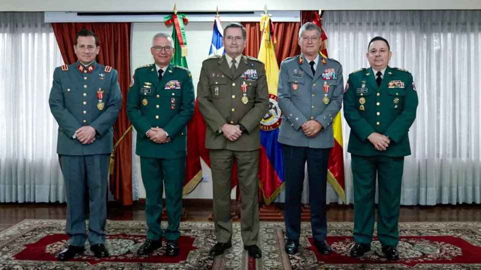 "Cooperation." Chief of Staff of the Army decorated in Colombia
