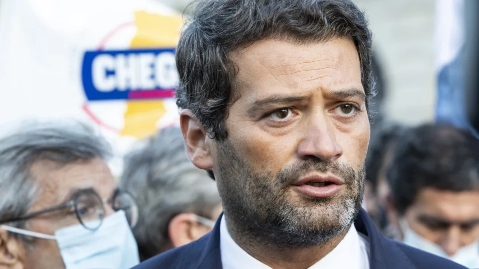 Court decides on November 27 whether Ventura removes posters about Roma.