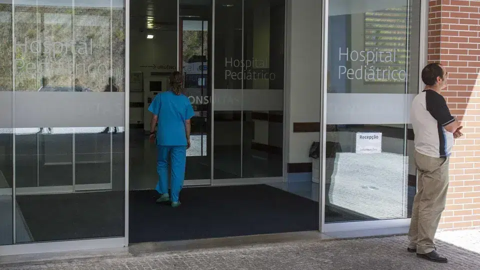 Court tries woman who allegedly attempted to kill son in hospital in Coimbra