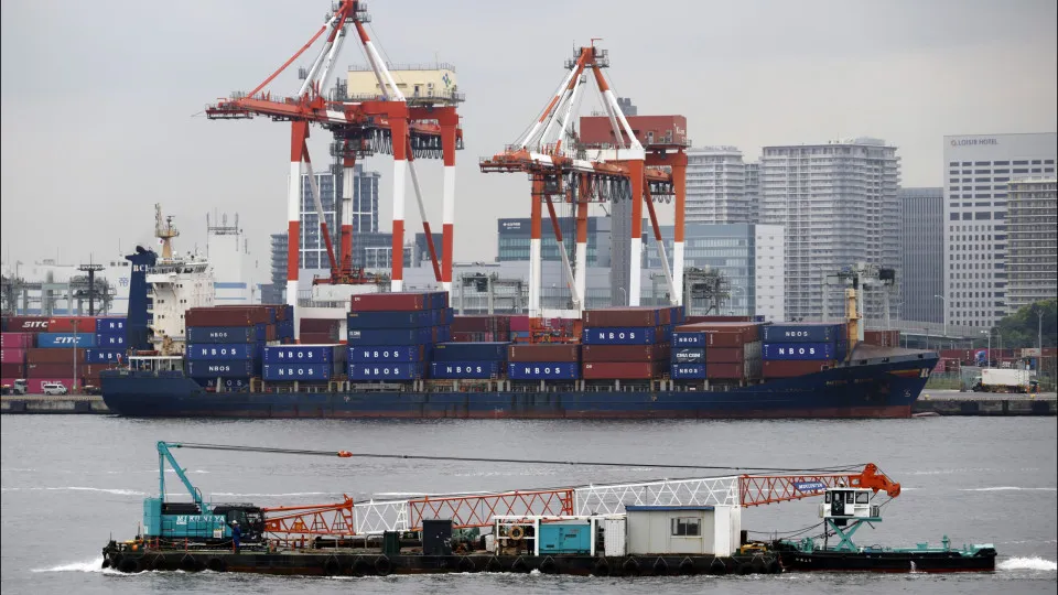 Decline in exports leads Japan's GDP to contract by 0.4% in the 3rd quarter.