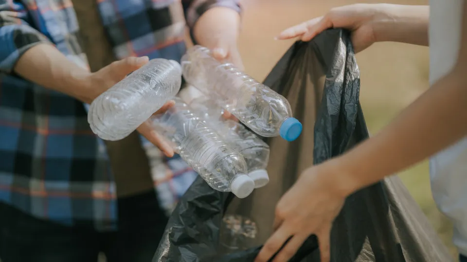 Delivering plastic bottles will be worth a refund in 2026 (with delay)