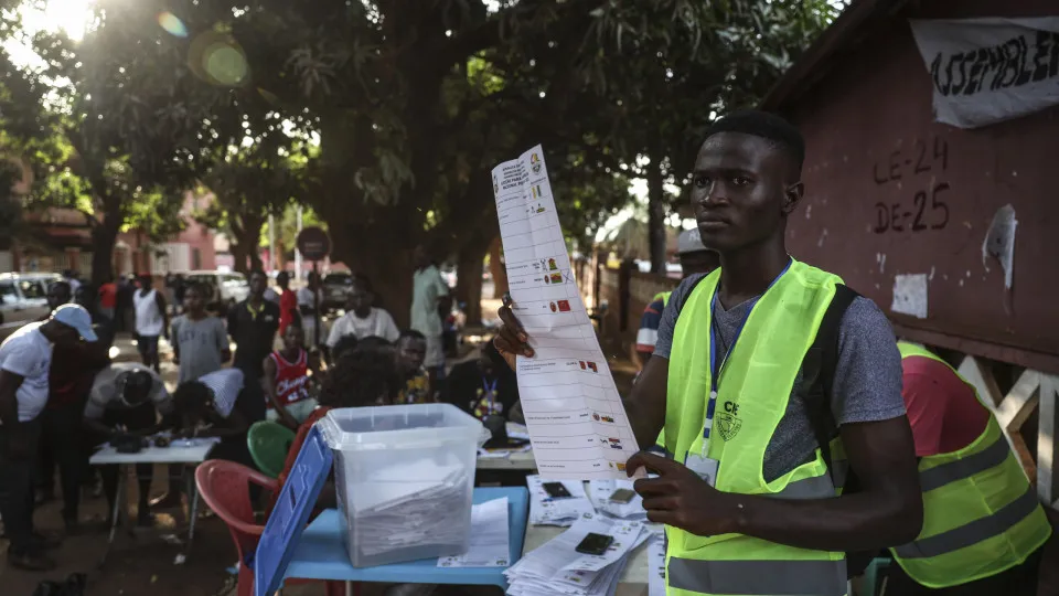 Democracy Report 2025 warns of setbacks in some Portuguese-speaking countries