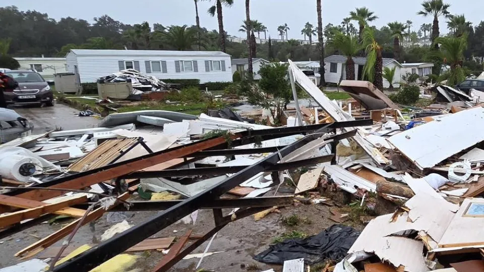 Destroyed stoves and uprooted trees in the Algarve. There is accounting for damage.
