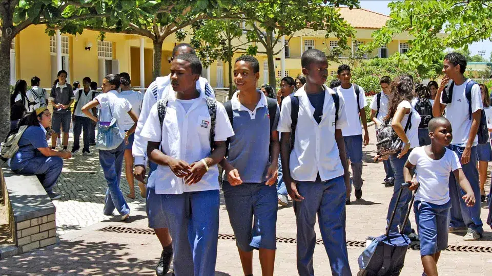 "Disillusion." Teachers from the Portuguese School of Mozambique on strike.