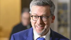 'Emily in Paris' in Lisbon "You can contact me," says Moedas