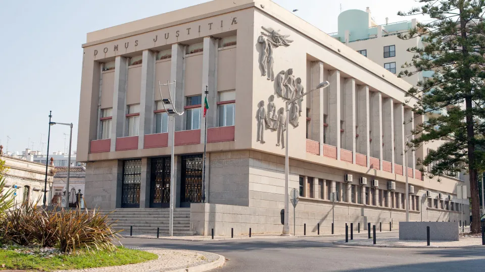 Faro Labor Court with flooding in several rooms