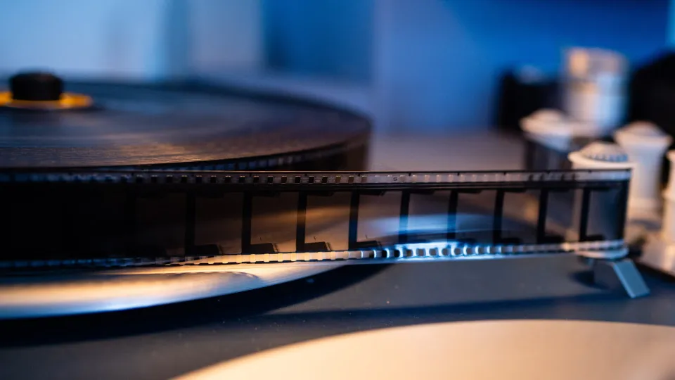 Fatigue, work, and Porto mark a new short film by Tomás Baltazar