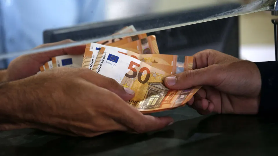 Fewer Portuguese are paying bills on time, but the number is above average.