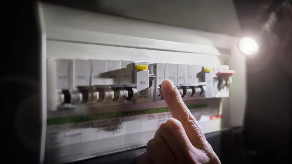 Fewer than 300 customers without power. E-REDES declares situation normalized.