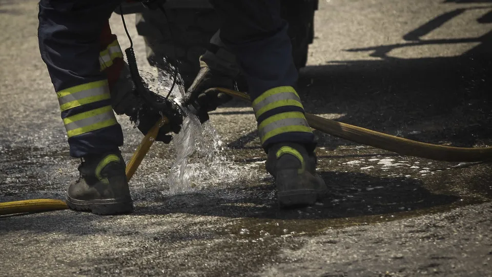 Fire at textile factory is being fought in Covilhã.