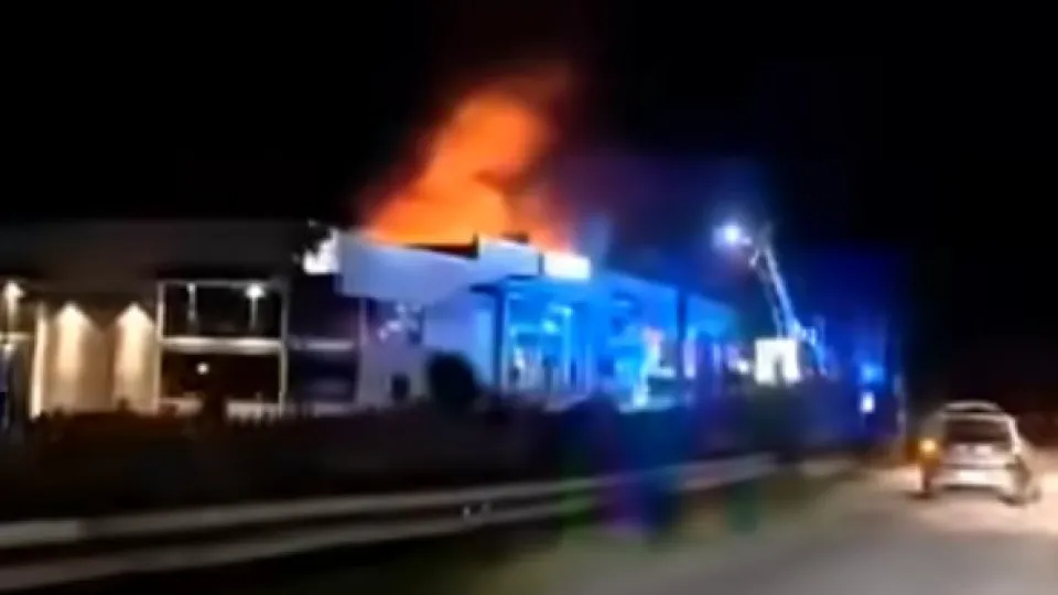 Fire consumes warehouse in Barcelos. There are no injuries.