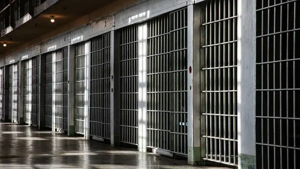 Five prison guards from Tires injured in fire set by inmate