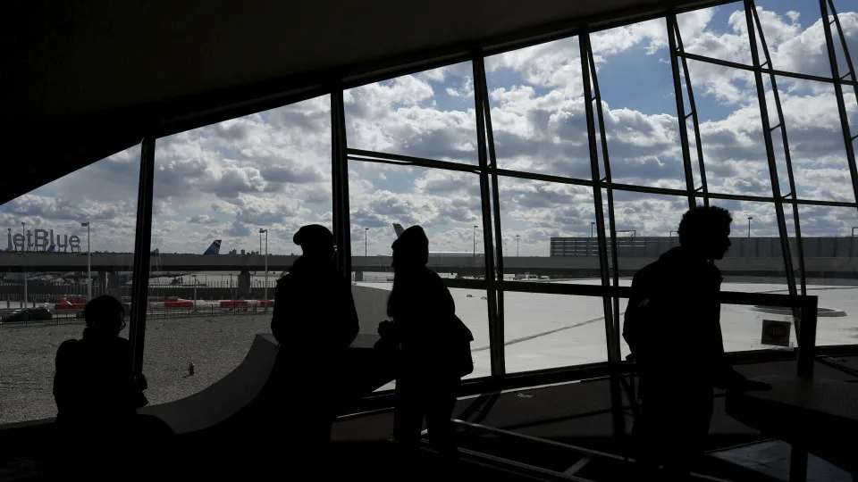 Flight cancellations in the US affect thousands of passengers on the eve of a holiday