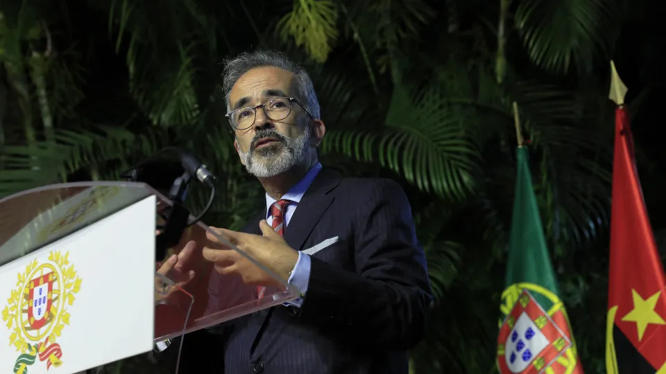 FM says Portugal is an "example" of how to overcome "knots" in History.