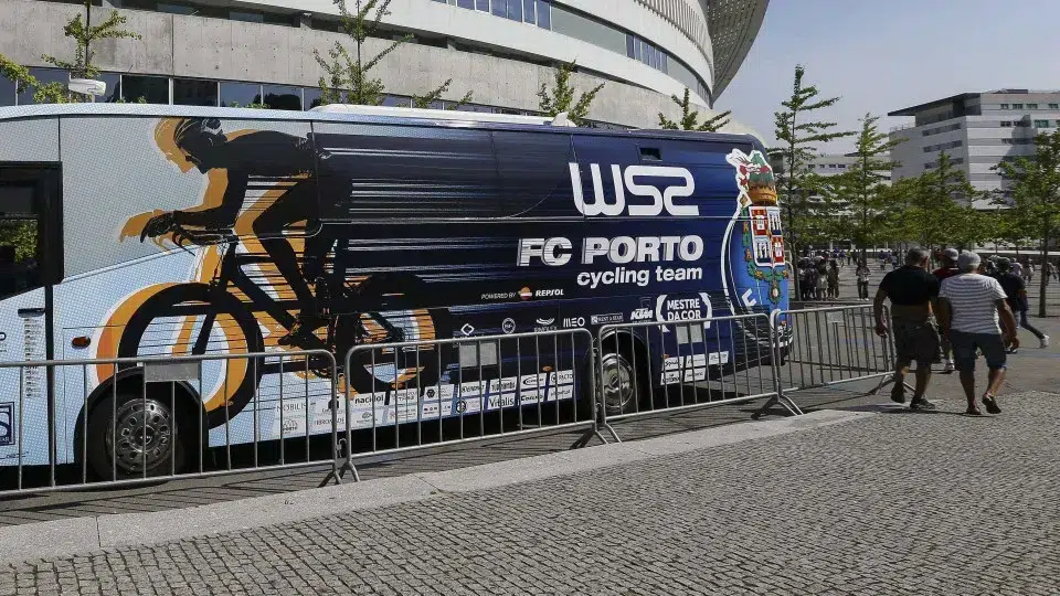 Former cyclists and leaders of W52-FC Porto learn the outcome of the Prova Limpa