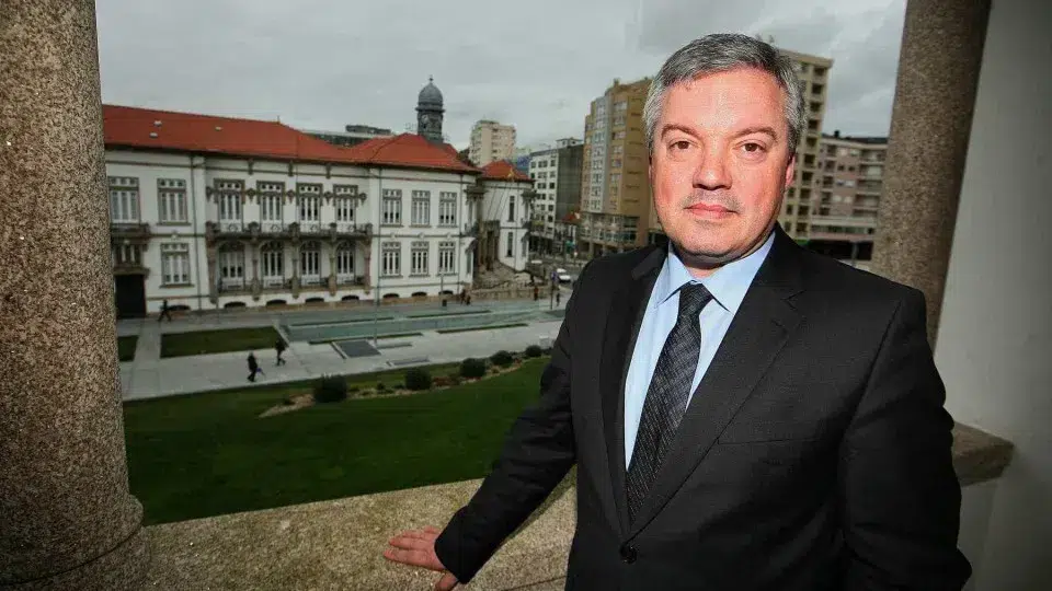 Former mayor of Gaia will give Menezes' compensation to two institutions