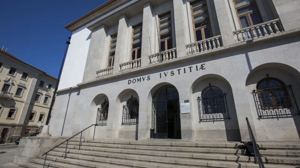 Former priest of Murça goes to trial for fraud, usurpation of functions, and rape.